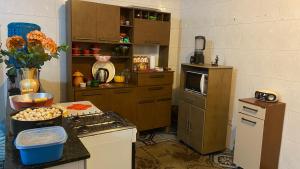 クーニャにあるCasa grande no centro de Cunhaの小さなキッチン(コンロ、冷蔵庫付)