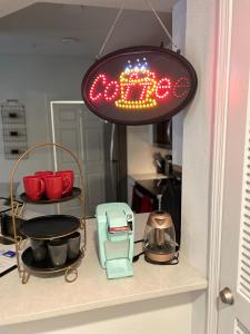 una señal que dice abierta colgando en un estante en Briarcliff Oasis, en Atlanta 2 fotos más