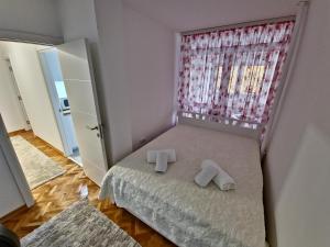 Postel nebo postele na pokoji v ubytování Apartman Leskovac