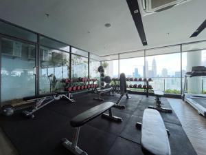 une salle de sport avec vue sur la ville dans l'établissement The Colony Infinitum By Happy Stay, à Kuala Lumpur