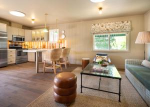 a living room with a couch and a table at Le Petit Pali Brentwood in Los Angeles
