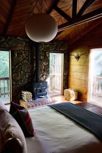 1 dormitorio con 1 cama en una habitación con fogones en Russian Retreat, en Forestville