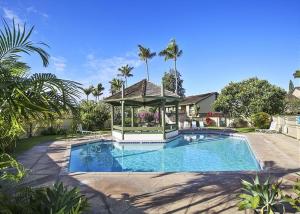 卡胡库Largest 2 Bdrm, 2 Bath plus Loft, Fully AC Condo的院子里有一个带凉亭的游泳池