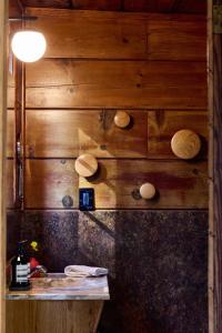 una cocina con paredes de madera y una barra con setas de madera en Russian Retreat, en Forestville 42 fotos más