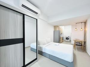 une chambre avec un lit et une porte coulissante en verre dans l'établissement The Colony Infinitum By Happy Stay, à Kuala Lumpur 52 autres photos