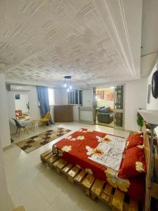 Un dormitorio con una cama grande en el medio de una habitación. en Appartement Grace, en Abiyán 4 fotos más