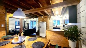 Кухня или мини-кухня в Le 10 - Spa Sauna Shower Bromont Lac-Brome
