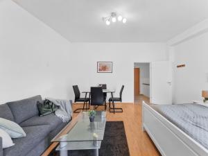 Postel nebo postele na pokoji v ubytování Central Stockerau View 2 BR for 4