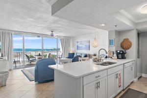 Una cocina o cocineta en Magnolia House 307 At Destin Pointe Resort