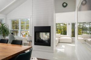 Posezení v ubytování The Owl's Nest - Lakeside peacefulness ski & hiking