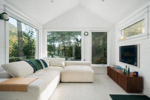 TV a/nebo společenská místnost v ubytování The Owl's Nest - Lakeside peacefulness ski & hiking + 39 fotografií