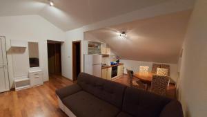 un salon avec un canapé et une table dans l'établissement Apartments by the sea Mandre, Pag - 6507, à Kolan 14 autres photos