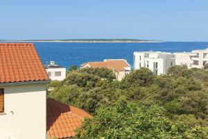 une vue sur l'océan depuis les toits des immeubles dans l'établissement Apartments by the sea Mandre, Pag - 6507, à Kolan