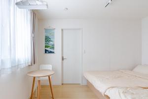 Krevet ili kreveti u jedinici u objektu EXPO 22 min,24 min to MINAMI-Namba-Dotonbori,Shinsaibashi,AMERICAMURA,Grand Kagetsu,26 min to MINAMI-Nippombashi-Kuromon Market,National Bunraku,13 min to NISHI-Osakako-KAIYUKAN,Santa Maria,LEGOLAND,Tempozan Ferris,Tempozan Marketplace,Park