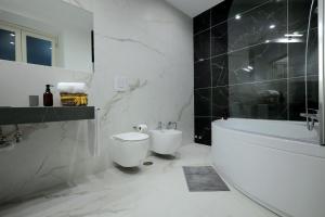 Phòng tắm tại Relais Santa Lucia sul Mare, Napoli +48 ảnh