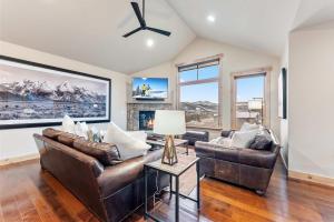 un soggiorno con 2 divani in pelle e un ventilatore a soffitto di Modern Keystone Townhome Next to River Run Village a Keystone