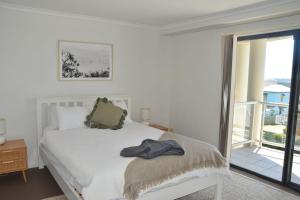 En eller flere senge i et værelse på Jubilee Apartment 06 + 10 billeder