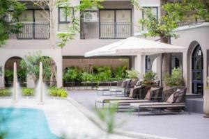 ホアヒンにあるLuxury Pool LA Casit BY TST B3のリゾートで、プール、椅子、パラソルを提供しています。