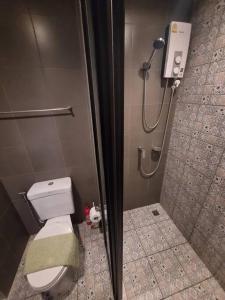 ホアヒンにあるLuxury Pool LA Casit BY TST B3のバスルーム(シャワー、トイレ付)が備わります。