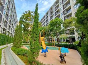 ホアヒンにあるLuxury Pool LA Casit BY TST B3の大きな建物前の遊び場