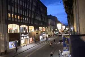 une rue de la ville la nuit avec des gens qui marchent dans la rue dans l'établissement Catania Etnea Bed and breakfast, à Catane