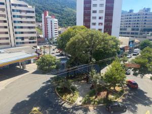 eine Luftansicht auf eine Stadt mit Bäumen und Gebäuden in der Unterkunft Apt centro com garagem wifi próximo a congressos in Águas de Lindóia