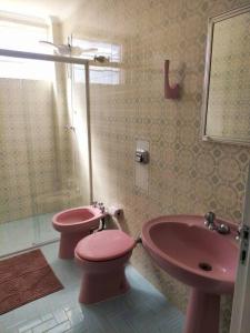 Ein Badezimmer in der Unterkunft Apt centro com garagem wifi próximo a congressos