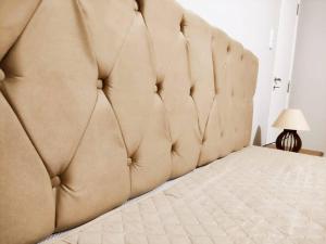 ein Bett in einem Schlafzimmer schließen in der Unterkunft Apt centro com garagem wifi próximo a congressos in Águas de Lindóia