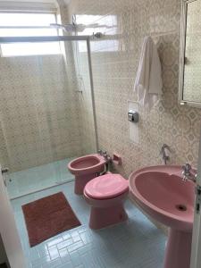 Ein Badezimmer in der Unterkunft Apt centro com garagem wifi próximo a congressos