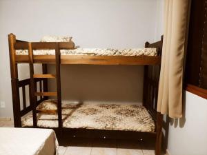 Ein Etagenbett oder Etagenbetten in einem Zimmer der Unterkunft Apt centro com garagem wifi próximo a congressos