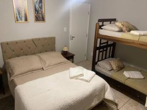 Ein Bett oder Betten in einem Zimmer der Unterkunft Apt centro com garagem wifi próximo a congressos