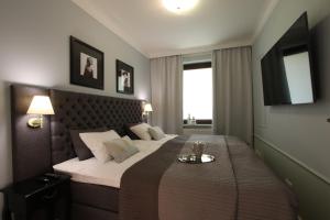 Un dormitorio con una cama grande con una bandeja encima. en Apartament Dworcowa 13, en Bydgoszcz