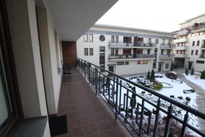 einen Balkon eines Apartmenthauses mit Schnee auf dem Boden in der Unterkunft Apartament Dworcowa 13 in Bydgoszcz