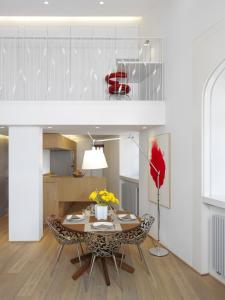 Le Loft d'Annecy - Vision Luxe في أنِسي: غرفة طعام مع طاولة وكراسي