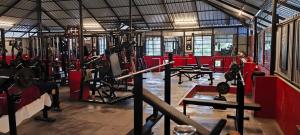 una palestra con molte attrezzature in un edificio di Tiny Temple a Varkala