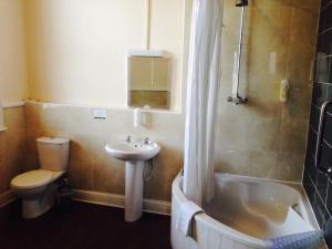 A bathroom at The Three Tuns Hotel Wetherspoon 