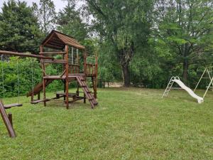 un parque infantil vacío con un tobogán y un columpio en Lo de Juan, en Villa General Belgrano