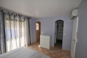 ein Schlafzimmer mit einem Bett, einer Kommode und einem Spiegel in der Unterkunft Les Lauriers Blancs in Callas