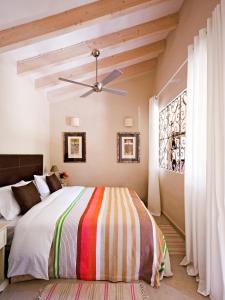a bedroom with a bed and a ceiling fan at La Joya del Valle de Ricote in Villanueva de Río Segura