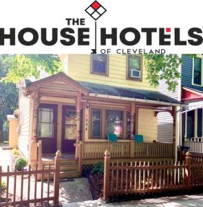 ein Haus mit einem Holzzaun davor in der Unterkunft The House Hotels - West 47th 1 - Two Bedroom Ohio in Cleveland
