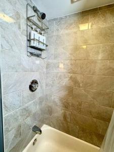 Galeriebild der Unterkunft The House Hotels - West 47th 1 - Two Bedroom Ohio in Cleveland