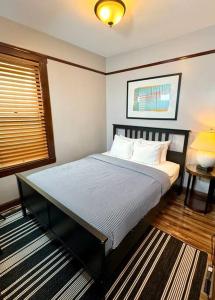ein Schlafzimmer mit einem Bett und einem Fenster in der Unterkunft The House Hotels - West 47th 1 - Two Bedroom Ohio in Cleveland