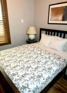 ein Schlafzimmer mit einem Bett mit einer schwarzen und weißen Decke in der Unterkunft The House Hotels - West 47th 1 - Two Bedroom Ohio in Cleveland + 27 Fotos