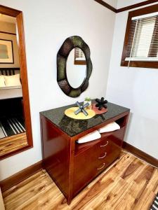 eine Kommode mit einem Spiegel darüber in der Unterkunft The House Hotels - West 47th 1 - Two Bedroom Ohio in Cleveland