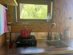 Kuchyň nebo kuchyňský kout v ubytování Waiata Shepherds Hut- Off Grid retreat