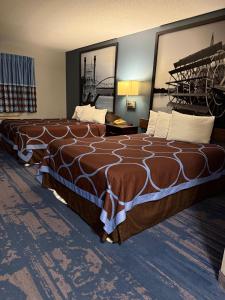 Valued Stay Prairie Du Chien في برايري دو شين: غرفة فندقية تحتوي على سرير كبير في الغرفة