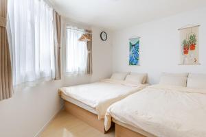 Krevet ili kreveti u jedinici u objektu EXPO 22 min,24 min to MINAMI-Namba-Dotonbori,Shinsaibashi,AMERICAMURA,Grand Kagetsu,26 min to MINAMI-Nippombashi-Kuromon Market,National Bunraku,13 min to NISHI-Osakako-KAIYUKAN,Santa Maria,LEGOLAND,Tempozan Ferris,Tempozan Marketplace,Park