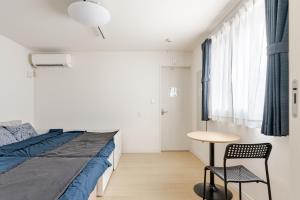 Krevet ili kreveti u jedinici u objektu EXPO 22 min,24 min to MINAMI-Namba-Dotonbori,Shinsaibashi,AMERICAMURA,Grand Kagetsu,26 min to MINAMI-Nippombashi-Kuromon Market,National Bunraku,13 min to NISHI-Osakako-KAIYUKAN,Santa Maria,LEGOLAND,Tempozan Ferris,Tempozan Marketplace,Park