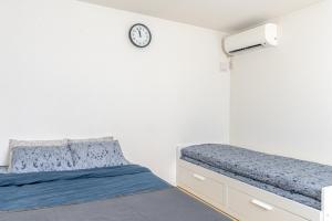 Krevet ili kreveti u jedinici u objektu EXPO 22 min,24 min to MINAMI-Namba-Dotonbori,Shinsaibashi,AMERICAMURA,Grand Kagetsu,26 min to MINAMI-Nippombashi-Kuromon Market,National Bunraku,13 min to NISHI-Osakako-KAIYUKAN,Santa Maria,LEGOLAND,Tempozan Ferris,Tempozan Marketplace,Park