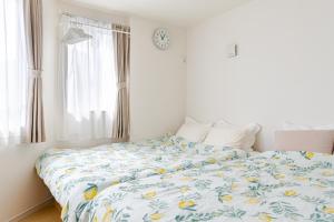 Krevet ili kreveti u jedinici u objektu EXPO 22 min,24 min to MINAMI-Namba-Dotonbori,Shinsaibashi,AMERICAMURA,Grand Kagetsu,26 min to MINAMI-Nippombashi-Kuromon Market,National Bunraku,13 min to NISHI-Osakako-KAIYUKAN,Santa Maria,LEGOLAND,Tempozan Ferris,Tempozan Marketplace,Park